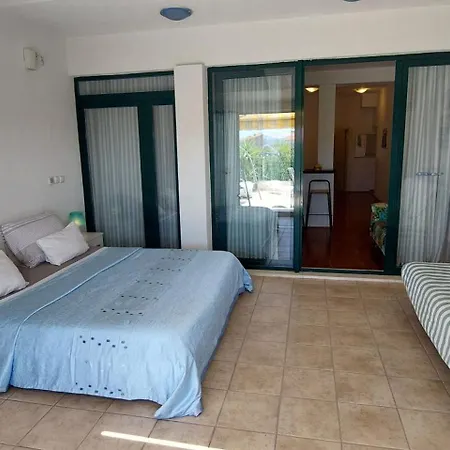 Jarak Center * Makarska