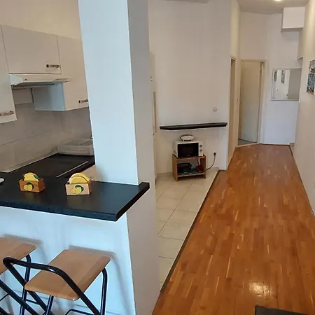 Jarak Center * Makarska